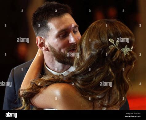 messi and his wife kissing